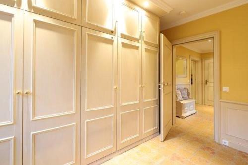 een grote kast met witte deuren in een kamer bij Biberhues-EG in Archsum