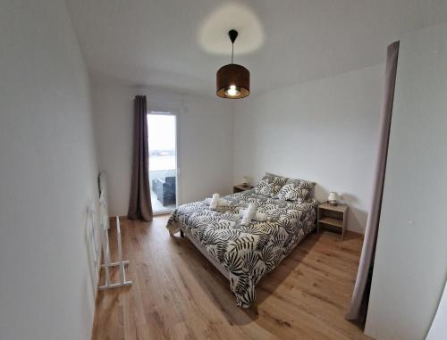 - une chambre avec un lit et une fenêtre dans l'établissement Appartement Mont-Blanc - 3 étoiles, à Gillon