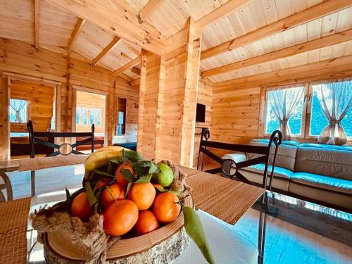 - un bol de fruits sur une table dans une cabane en rondins dans l'établissement Chalet bois jacuzzi, à Bessan