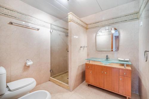 y baño con ducha, aseo y lavamanos. en Great Location, Spacious And Beautiful Apartment, en Marbella