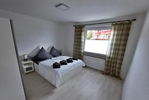 una camera con un letto e una grande finestra di Apartment Weißer Burgunder a Bad Sachsa