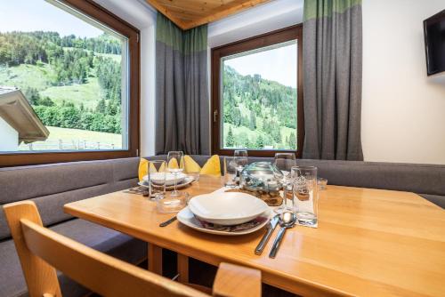 a dining room with a table and a large window at Appartement Angerhaus in Kleinarl