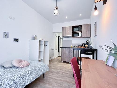 ein kleines Apartment mit einer Küche und einem Esszimmer in der Unterkunft LE PARADIS FISCAL, 5min Bâle, parking privé in Saint-Louis