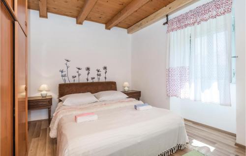- une chambre blanche avec un grand lit et une fenêtre dans l'établissement Beautiful Apartment In Kastav With House A Panoramic View, à Kastav