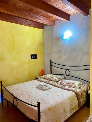 een slaapkamer met een bed in een kamer bij Agriturismo Su Niu in Uta