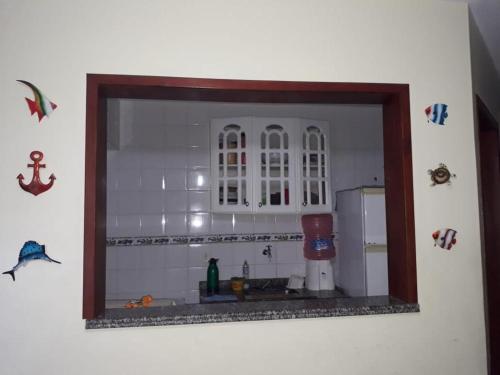 einen Spiegel an einer Wand in einer Küche in der Unterkunft Casa Cabo Frio in Cabo Frio
