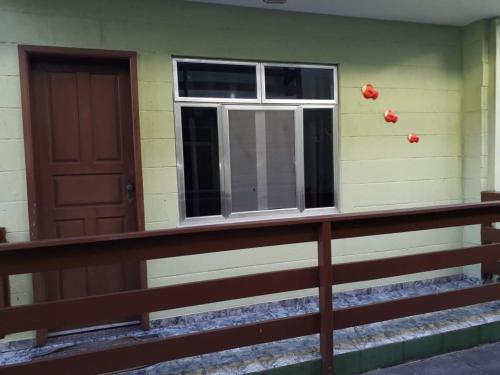 eine Veranda eines Hauses mit einem Fenster und einer Tür in der Unterkunft Casa Cabo Frio in Cabo Frio