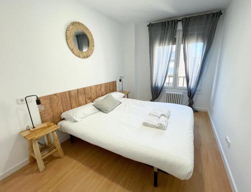 Postel nebo postele na pokoji v ubytování VTZ El Balcón a la Basílica III - en plena Plaza del Pilar!