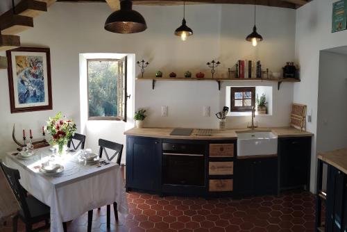 Η κουζίνα ή μικρή κουζίνα στο The Unique Round Tower Gite at Chateau de Chauvac