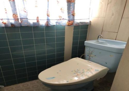 a dirty bathroom with a toilet and a window at Guesthouse Yadokari - Vacation STAY 90101 in Imabari