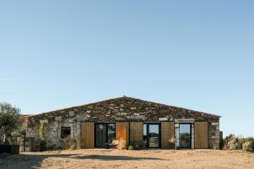 an old stone house in the desert at Herdade dos Abegões in Salvaterra do Extremo