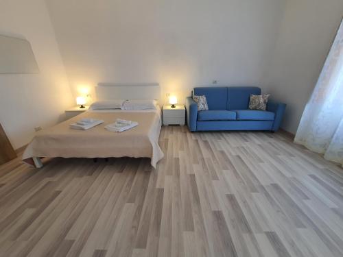 A bed or beds in a room at LAPALMAS Apartments - in centro a Malfa