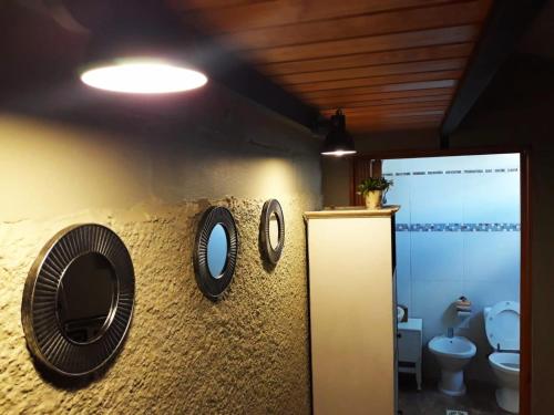 łazienka z toaletą i lustrem na ścianie w obiekcie Excelente apartamento céntrico con cochera. w mieście Trinidad