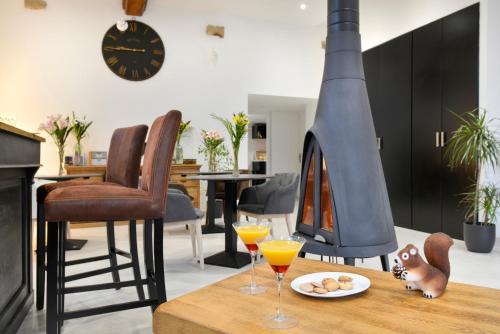 Una cocina con una estufa con dos vasos sobre una mesa. en La Rozeliere, en Rozoy-le-Vieil