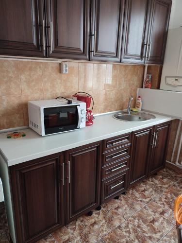 O bucătărie sau chicinetă la APARTAMENT HD ELI