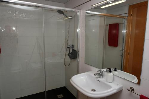 a bathroom with a sink and a shower with a mirror at Ancla Spaces EGVT-436-CS no vista al mar in Vinaròs