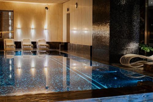 hol z basenem z krzesłami w obiekcie Hotel Monopol we Wrocławiu