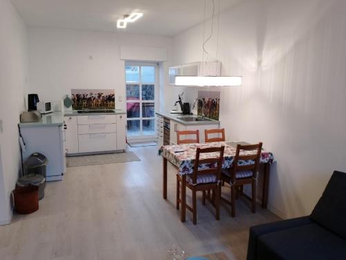 a kitchen and dining room with a table and chairs at Ferienwohnung Am Geysirzentrum in Andernach