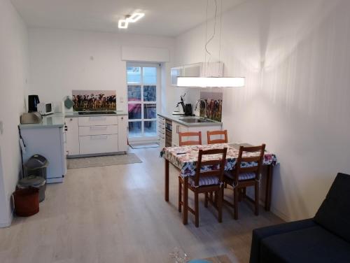 cocina y comedor con mesa y sillas en Ferienwohnung Am Geysirzentrum, en Andernach