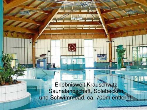 ein großer Pool in einem großen Gebäude in der Unterkunft FEWO am Wald in Krauschwitz