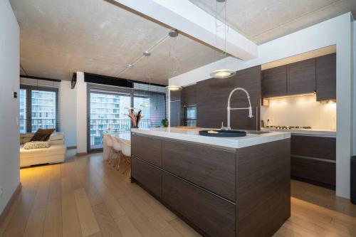 cocina con fregadero y encimera en London 993 Loft 402 en Amberes