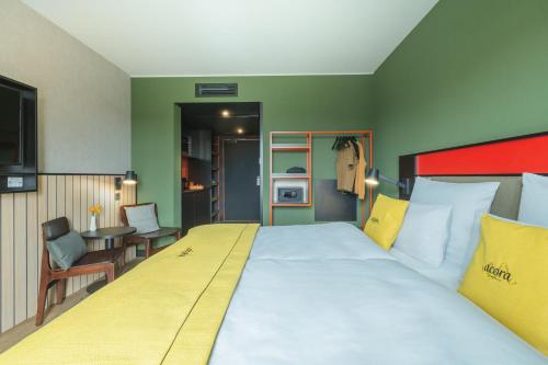 ein Schlafzimmer mit einem großen Bett in einem Zimmer in der Unterkunft acora Potsdam Living the City in Potsdam