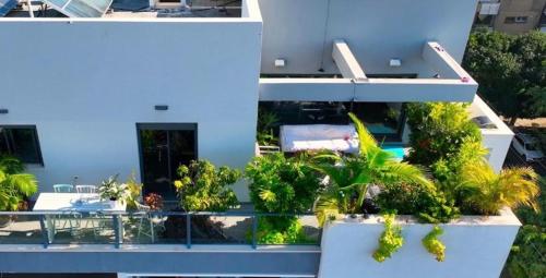 Uma vista da piscina em Suite and Room in a breathtaking new designed penthouse in SE TLV ou nos arredores