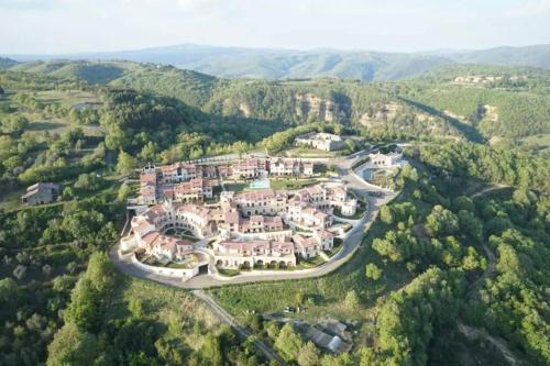 - une vue aérienne sur un grand manoir dans les collines dans l'établissement Al Conventaccio, à Bagni