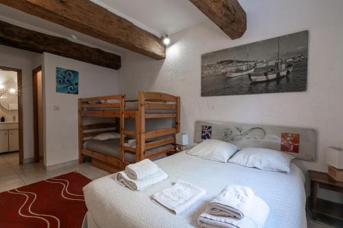 ein Schlafzimmer mit einem Bett mit Handtüchern darauf in der Unterkunft il porto in Sète