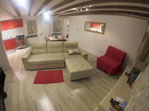 トリエステにあるCasa Vacanze Rubinoのリビングルーム(ソファ、赤い椅子付)