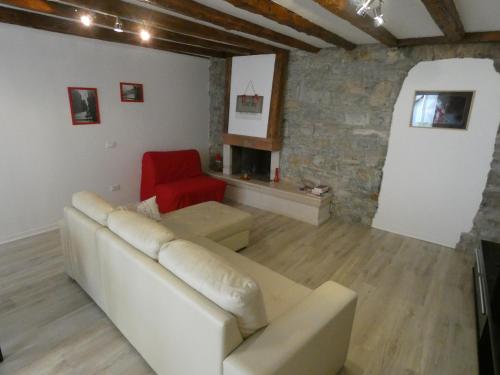 sala de estar con sofá y silla roja en Casa Vacanze Rubino, en Trieste