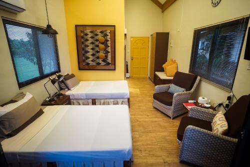Postel nebo postele na pokoji v ubytování Tagaytay Foothills Cherimoya Farm Staycation