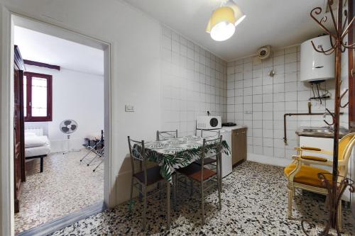 uma cozinha com uma mesa num quarto em San Stae Apartment WIFI AC em Veneza