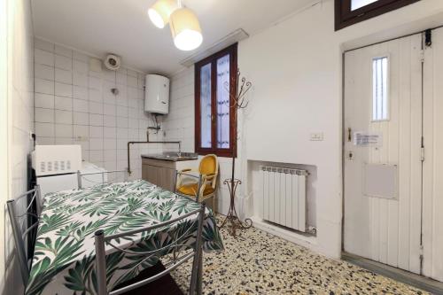um quarto de hospital com uma cama, uma mesa e cadeiras em San Stae Apartment WIFI AC em Veneza