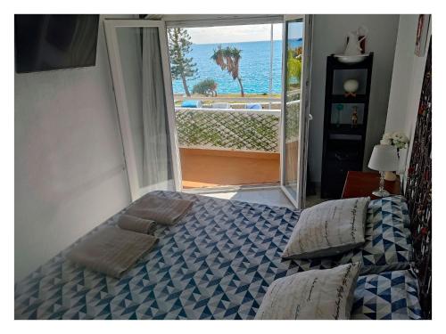 アルムニェーカルにあるTxistu HOME, Almuñécar Beachのベッドルーム1室(ベッド1台付)が備わります。