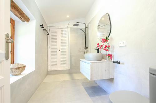 y baño con lavabo y espejo. en Pollensa - 35268 Mallorca en Pollensa