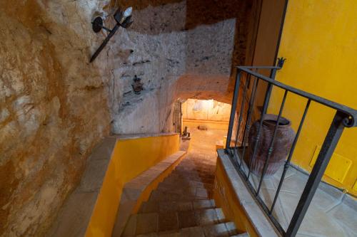 - un escalier dans un bâtiment avec un mur en pierre dans l'établissement La Casa dell' Etrusco, à Tarquinia