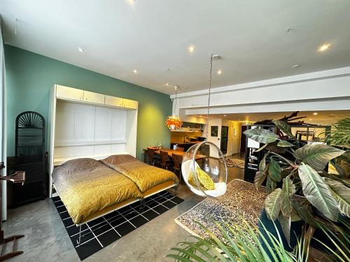 ein Schlafzimmer mit einem Bett und einem Tisch darin in der Unterkunft Private Studio - FREE PARKING in Amsterdam