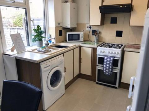 A kitchen or kitchenette at KB99 Comfy 2 Bedroom House in Horsham, pets very welcome with easy links to London and Gatwick