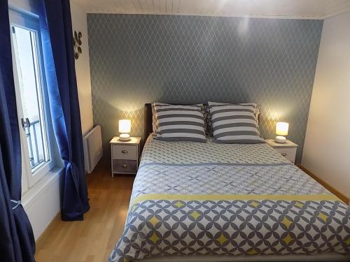 1 dormitorio con 1 cama con 2 lámparas y una ventana en gite le peuplier, en Boisset