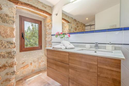 ein Bad mit einem Waschbecken und einem Spiegel in der Unterkunft Binissalem - 35239 Mallorca in Binissalem