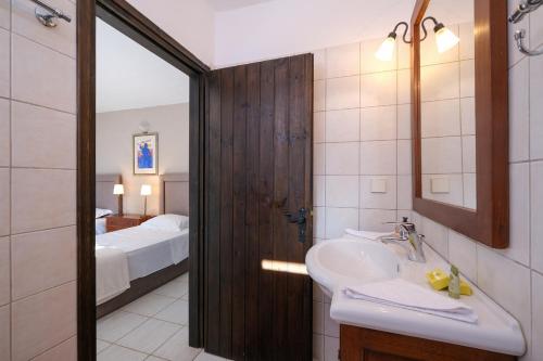 シヴォタにあるVilla Veneziana in Syvotaの洗面台と鏡のあるバスルーム