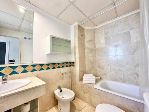 uma casa de banho com um lavatório, um WC e uma banheira em Banana Beach II - EaW Homes em Marbella