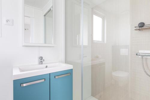 Kúpeľňa v ubytovaní Chalet pour 6 - Domaine avec piscine chauffée