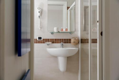 Un baño de Hotel Embassy