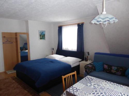 Apartment Rumrich في كورورت ألتنبرغ: غرفة نوم صغيرة مع سرير وأريكة