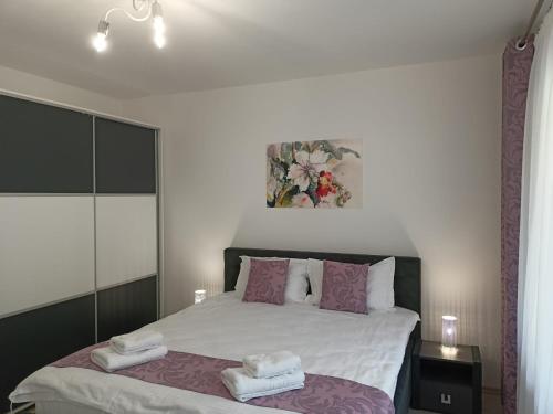 ein Schlafzimmer mit einem Bett mit zwei Handtüchern darauf in der Unterkunft Apartament Eric, Busteni in Buşteni