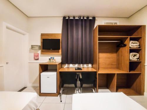 a room with a desk and a computer in it at Hotel Itamarati Centro-República in Sao Paulo