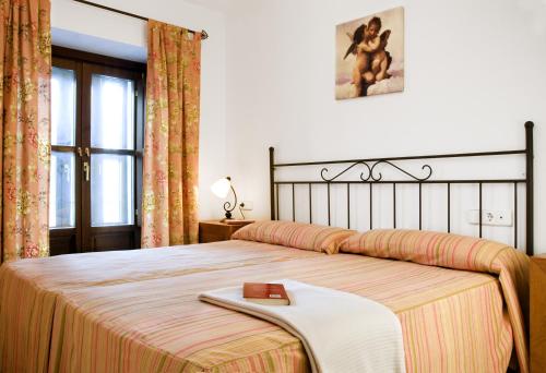 Una habitación de hotel con una cama con una toalla. en Casa Palacio Luna, en El Puerto de Santa María