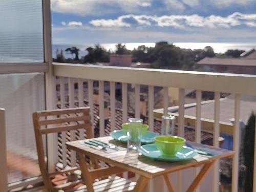 - une table sur un balcon avec vue sur l'océan dans l'établissement Studio Tout à Pied - Vue Sur Mer, à Saint-Aygulf